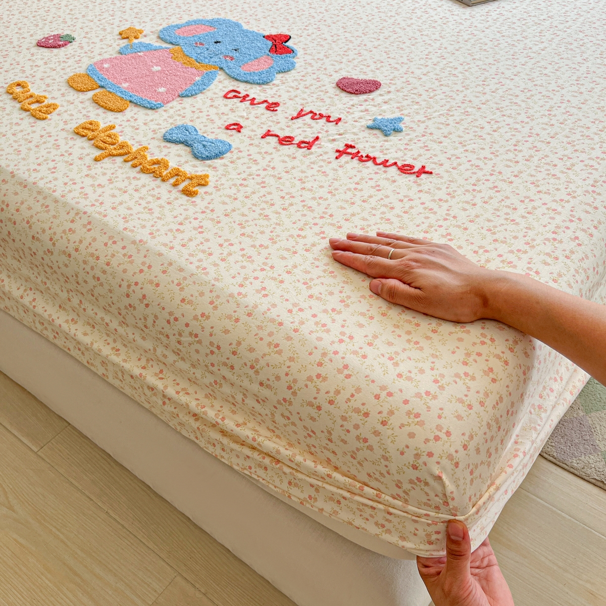 91家纺网 家纺一手货源 找家纺 盼季家纺 2025新款水洗棉毛巾绣床笠系列（提供买家秀） 毛巾绣床笠-碎花粉小象