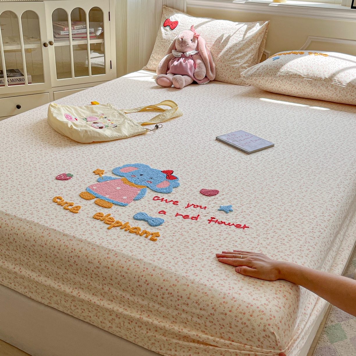 91家纺网 家纺一手货源 找家纺 盼季家纺 2025新款水洗棉毛巾绣床笠系列（提供买家秀） 毛巾绣床笠-碎花粉小象