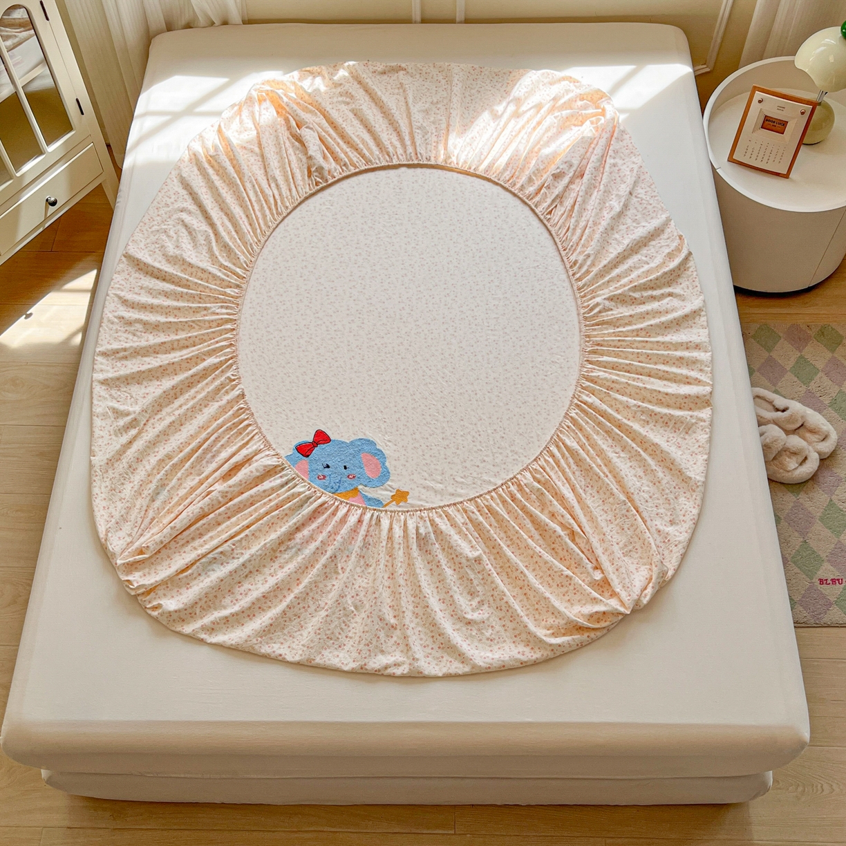 91家纺网 家纺一手货源 找家纺 盼季家纺 2025新款水洗棉毛巾绣床笠系列（提供买家秀） 毛巾绣床笠-碎花粉小象