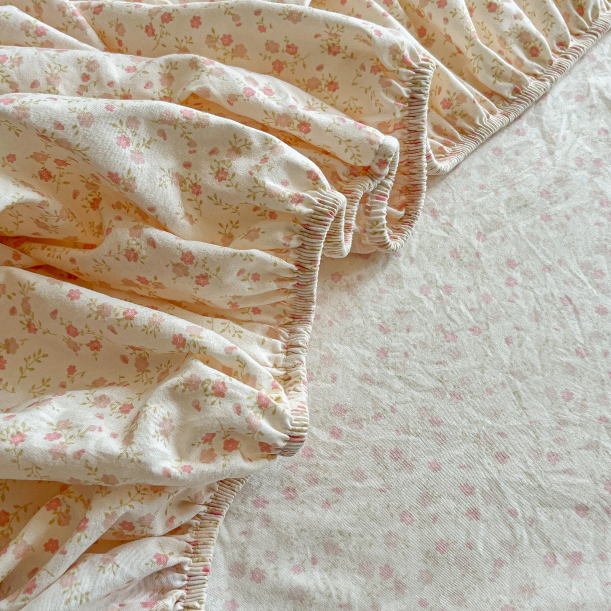 91家纺网 家纺一手货源 找家纺 盼季家纺 2025新款水洗棉毛巾绣床笠系列（提供买家秀） 毛巾绣床笠-碎花粉小象