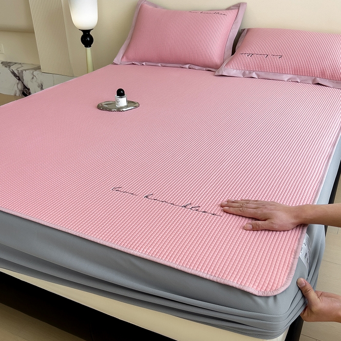 91家纺网 家纺一手货源 找家纺 莱家富 2025新款A类9D乙纶冰豆豆凉席冰丝席-暮野 暮野-樱花粉-床笠款