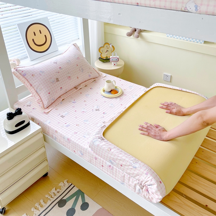 91家纺网 家纺一手货源 找家纺 春皖家纺 2025新款学生季全棉纯棉13070印花单床笠 床笠单件 萌韵瑞宝