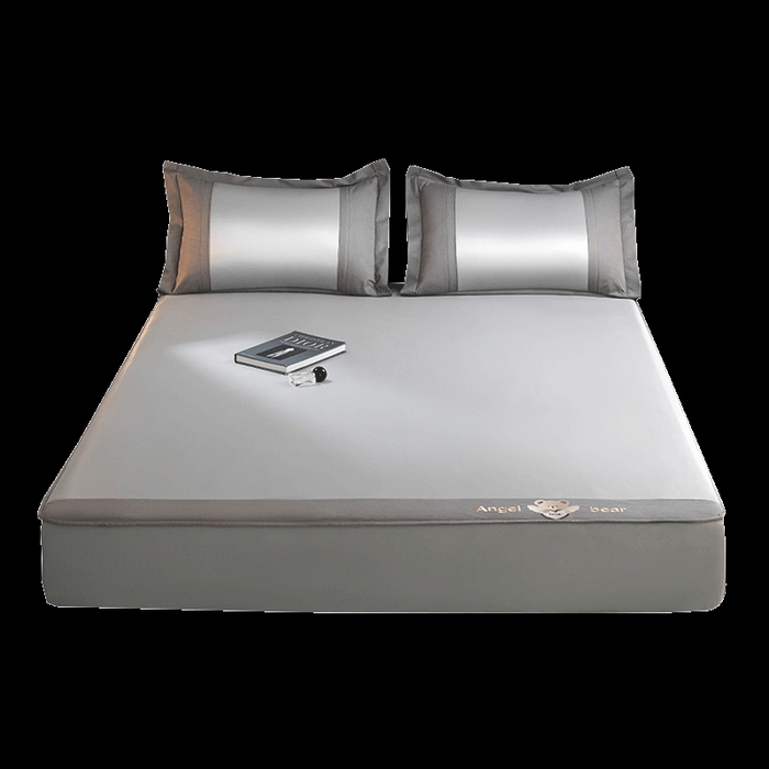 91家纺网 家纺一手货源 找家纺 莱家富 2025新款轻柔丝凉席冰丝席-欢乐熊 高级灰-床笠款