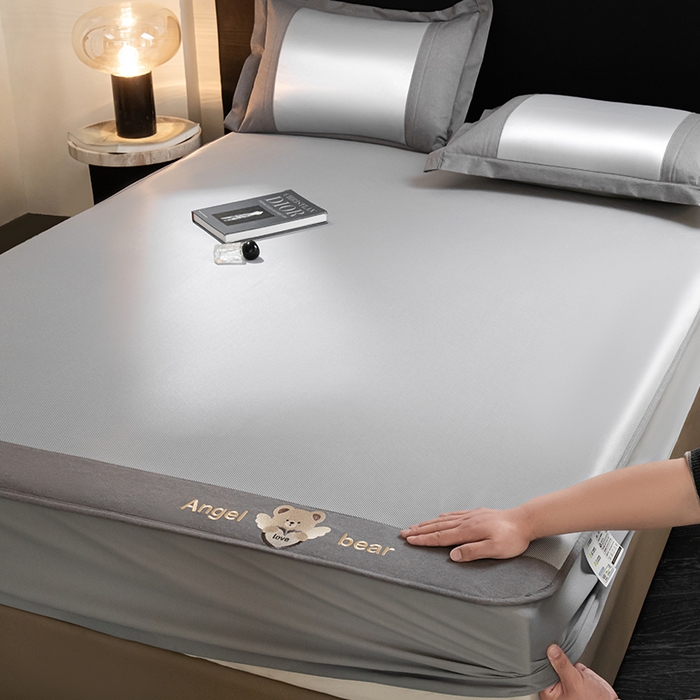 91家纺网 家纺一手货源 找家纺 莱家富 2025新款轻柔丝凉席冰丝席-欢乐熊 高级灰-床笠款