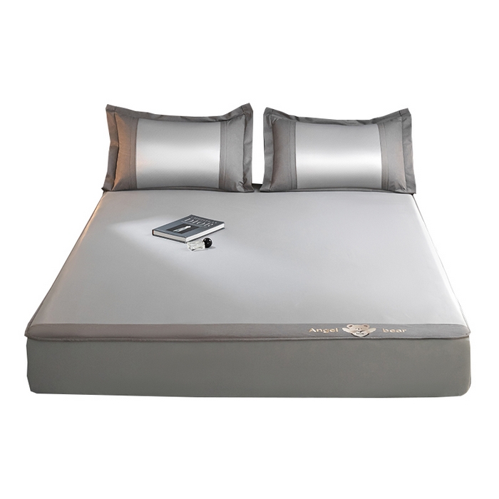 91家纺网 家纺一手货源 找家纺 莱家富 2025新款轻柔丝凉席冰丝席-欢乐熊 高级灰-床笠款