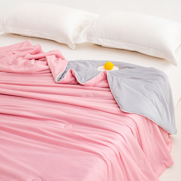 91家纺网 家纺一手货源 找家纺 莱家富 2025新款A类云母凉感丝冰淇淋夏被天丝瓜瓜夏被夏凉被空调被 冰梅粉+灰