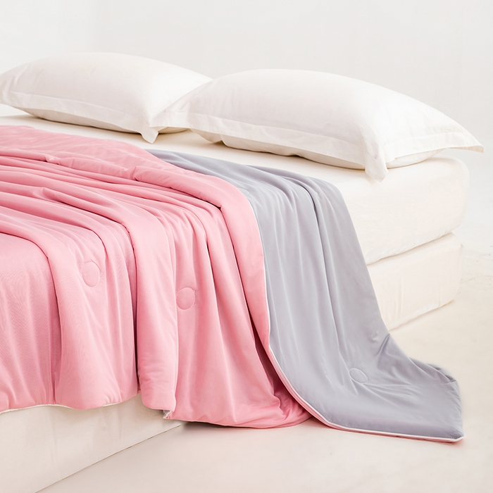 91家纺网 家纺一手货源 找家纺 莱家富 2025新款A类云母凉感丝冰淇淋夏被天丝瓜瓜夏被夏凉被空调被 冰梅粉+灰