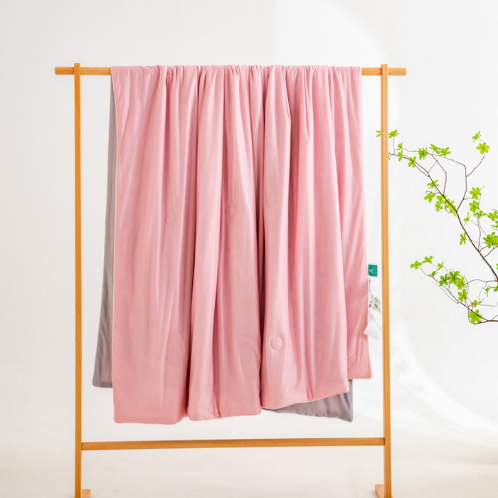 91家纺网 家纺一手货源 找家纺 莱家富 2025新款A类云母凉感丝冰淇淋夏被天丝瓜瓜夏被夏凉被空调被 冰梅粉+灰