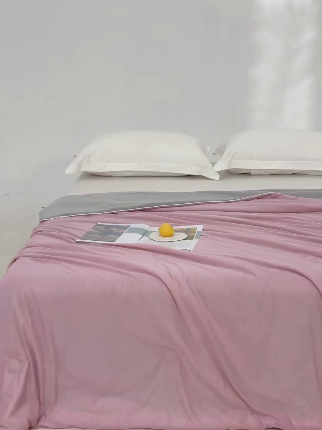 91家纺网 家纺一手货源 找家纺 莱家富 2025新款A类云母凉感丝冰淇淋夏被天丝瓜瓜夏被夏凉被空调被 冰梅粉+灰