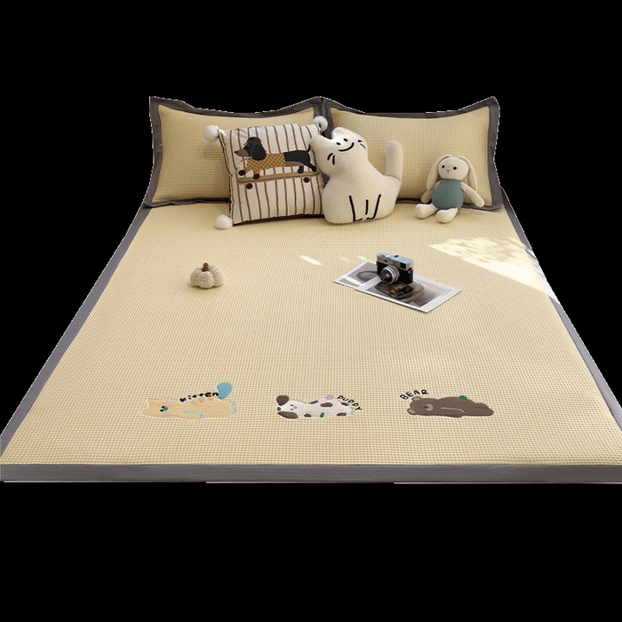 91家纺网 家纺一手货源 找家纺 莱家富 2025新款乙纶冰豆豆凉席冰丝席-华夫格绣花 懒懒小憩-床席款