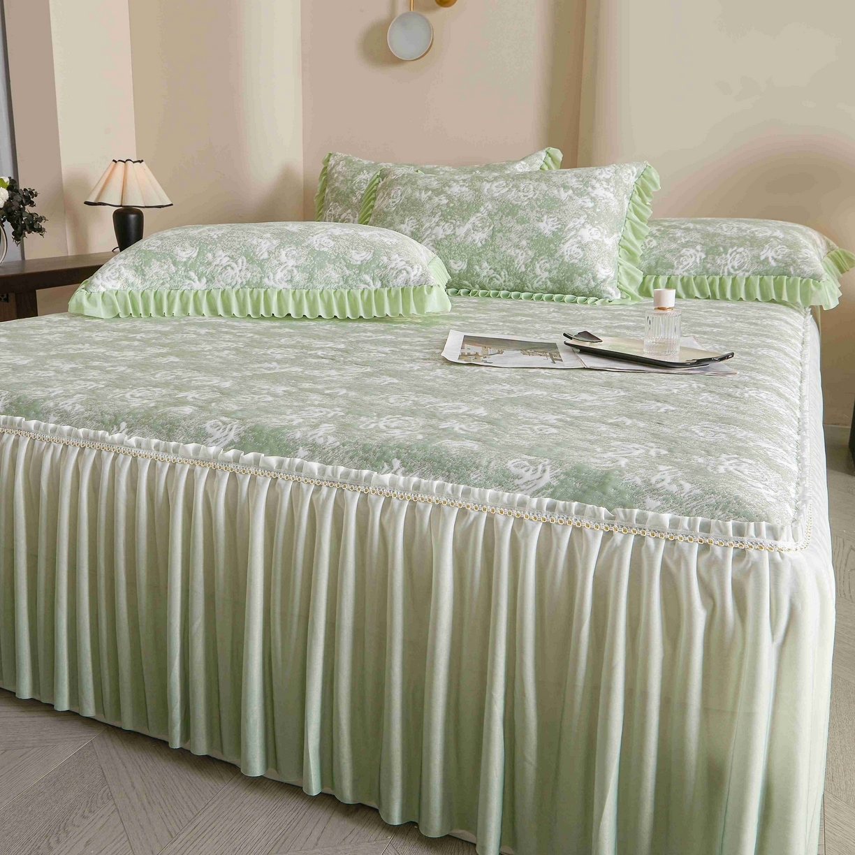 91家纺网 家纺一手货源 找家纺 （总）诺梵家纺 2025新款PE冰豆豆冰丝床裙-玫瑰系列