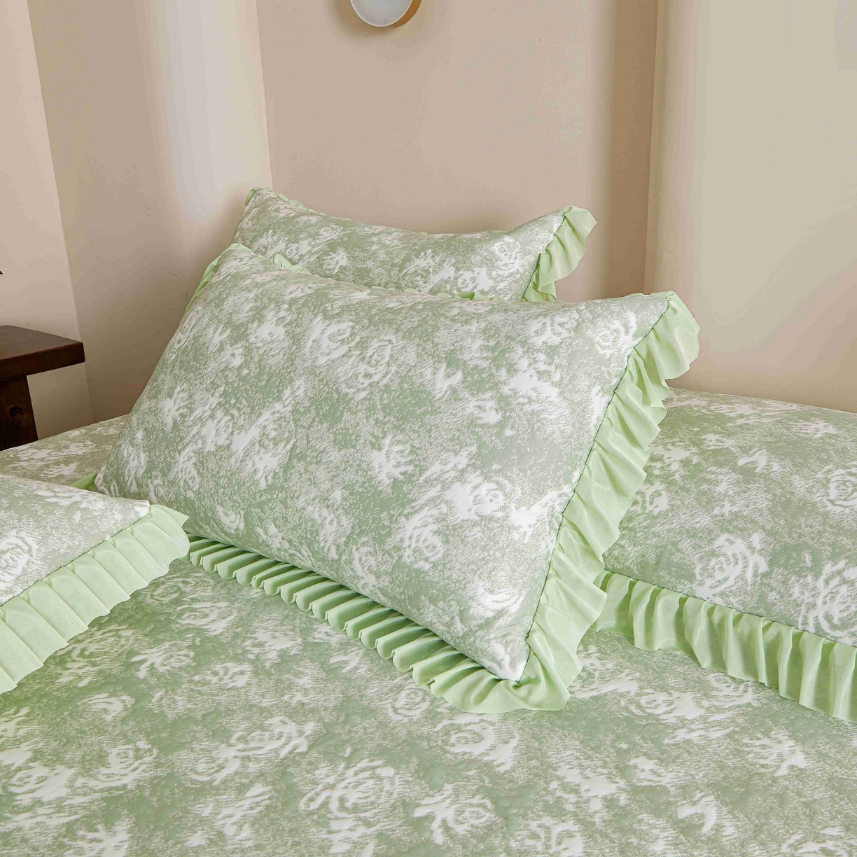 91家纺网 家纺一手货源 找家纺 （总）诺梵家纺 2025新款PE冰豆豆冰丝床裙-玫瑰系列