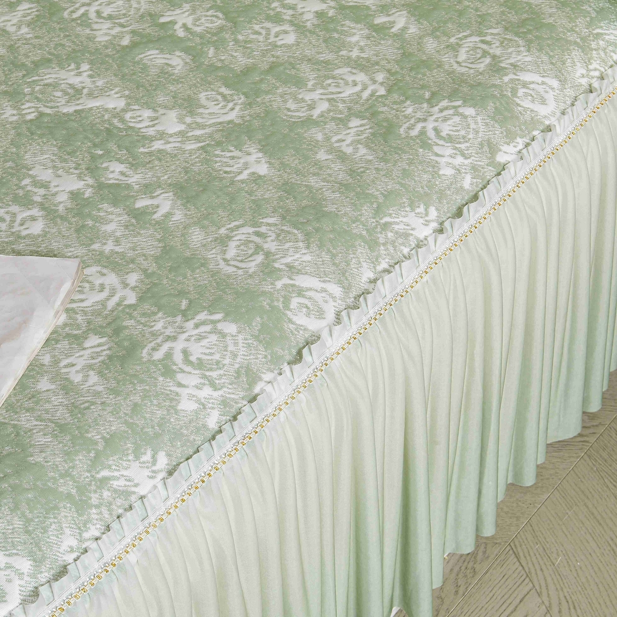 91家纺网 家纺一手货源 找家纺 （总）诺梵家纺 2025新款PE冰豆豆冰丝床裙-玫瑰系列