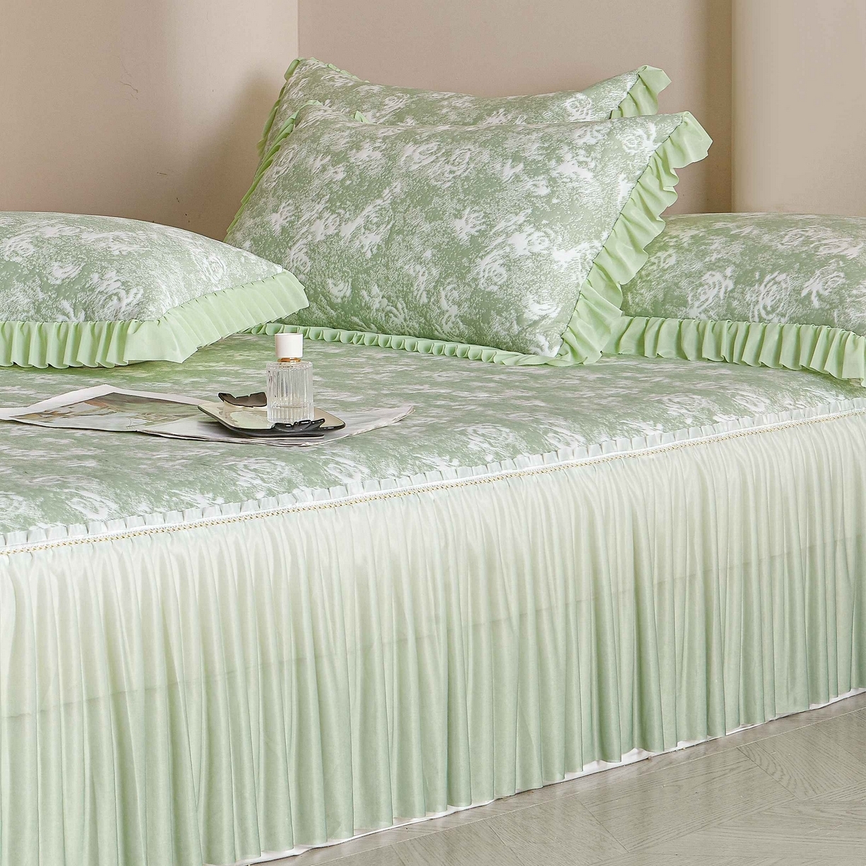 91家纺网 家纺一手货源 找家纺 （总）诺梵家纺 2025新款PE冰豆豆冰丝床裙-玫瑰系列