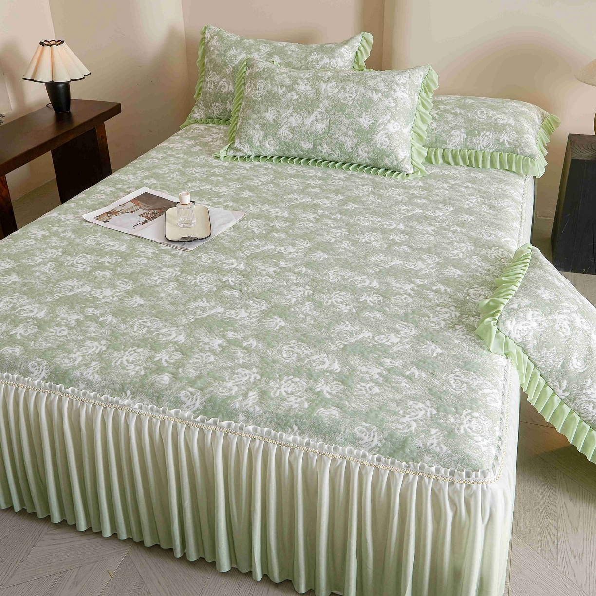 91家纺网 家纺一手货源 找家纺 （总）诺梵家纺 2025新款PE冰豆豆冰丝床裙-玫瑰系列