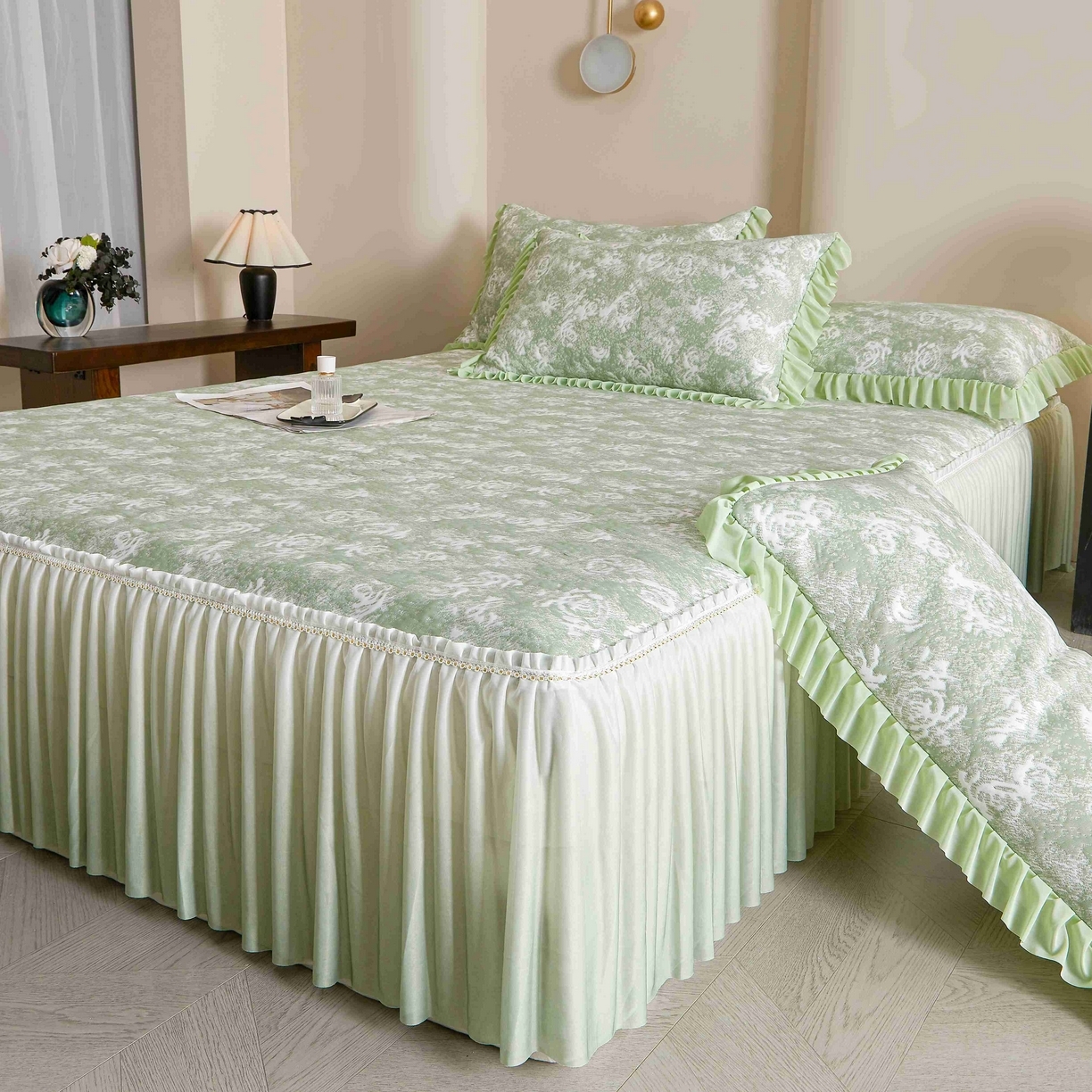 91家纺网 家纺一手货源 找家纺 （总）诺梵家纺 2025新款PE冰豆豆冰丝床裙-玫瑰系列