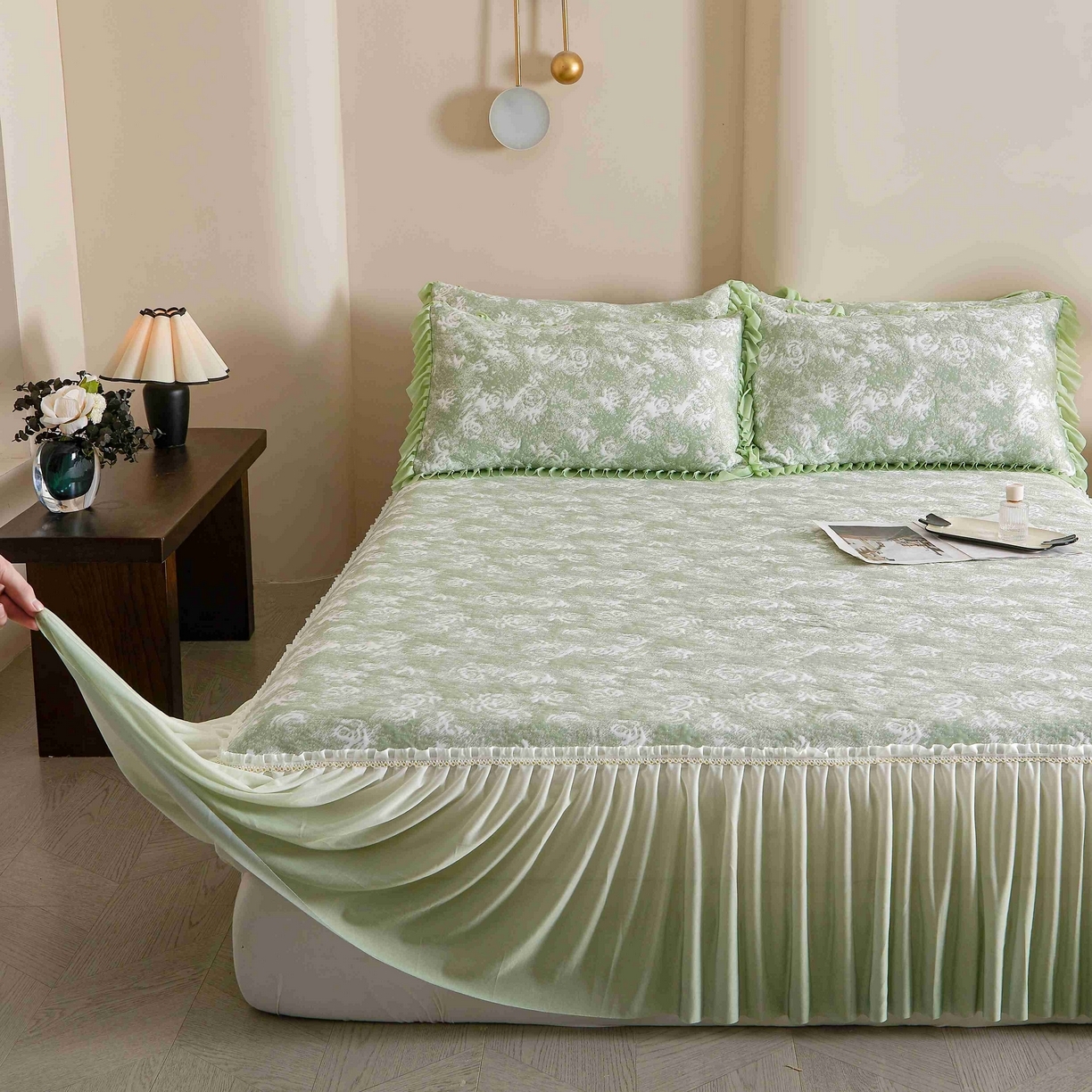 91家纺网 家纺一手货源 找家纺 （总）诺梵家纺 2025新款PE冰豆豆冰丝床裙-玫瑰系列