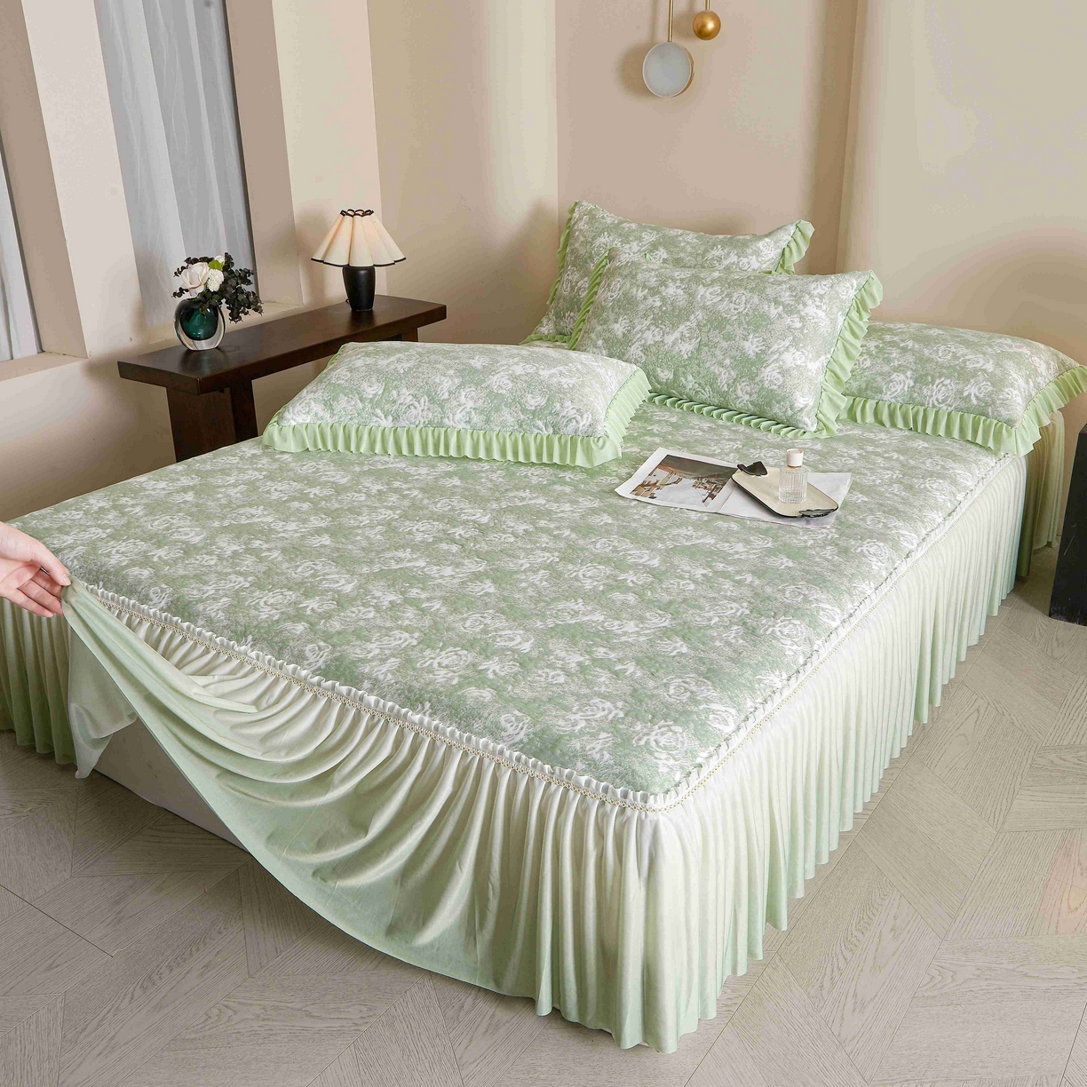 91家纺网 家纺一手货源 找家纺 （总）诺梵家纺 2025新款PE冰豆豆冰丝床裙-玫瑰系列