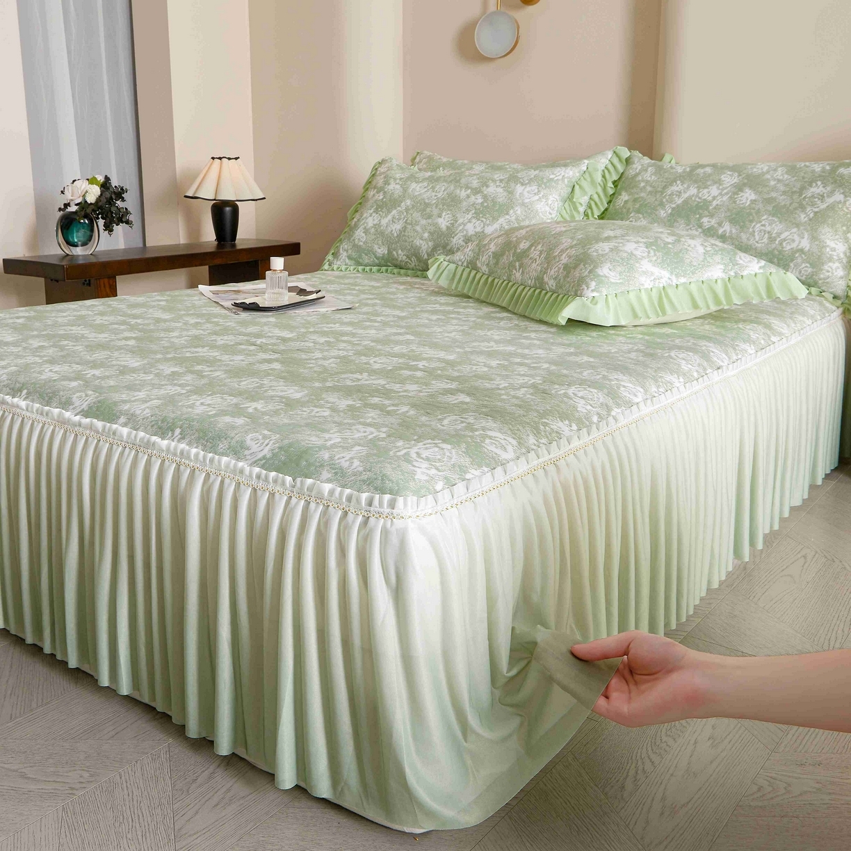 91家纺网 家纺一手货源 找家纺 （总）诺梵家纺 2025新款PE冰豆豆冰丝床裙-玫瑰系列