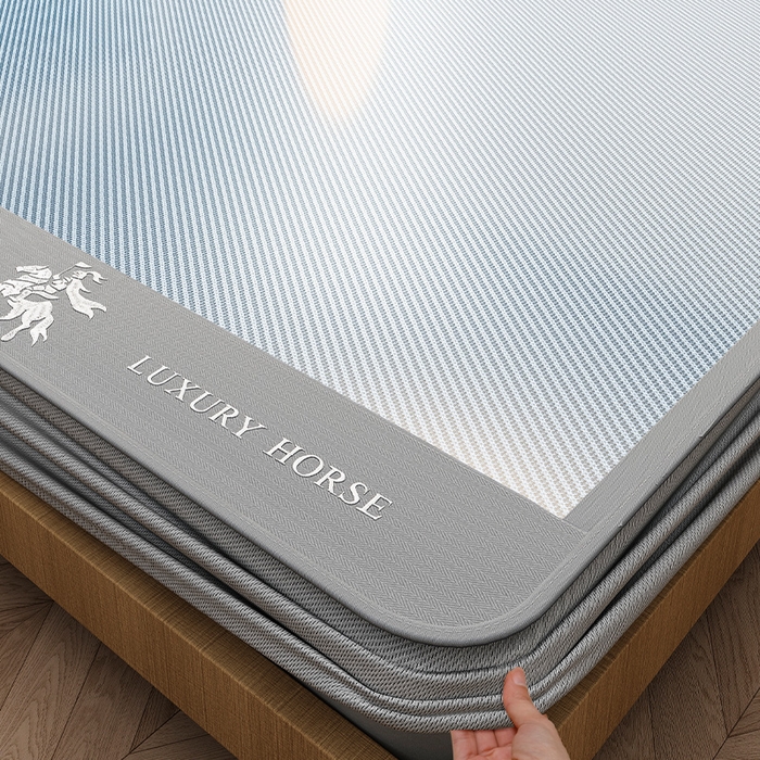 91家纺网 家纺一手货源 找家纺 莱家富 2025新款A类轻柔丝凉感凉席冰丝席-文森特 文森特-薄雾蓝（床笠款）