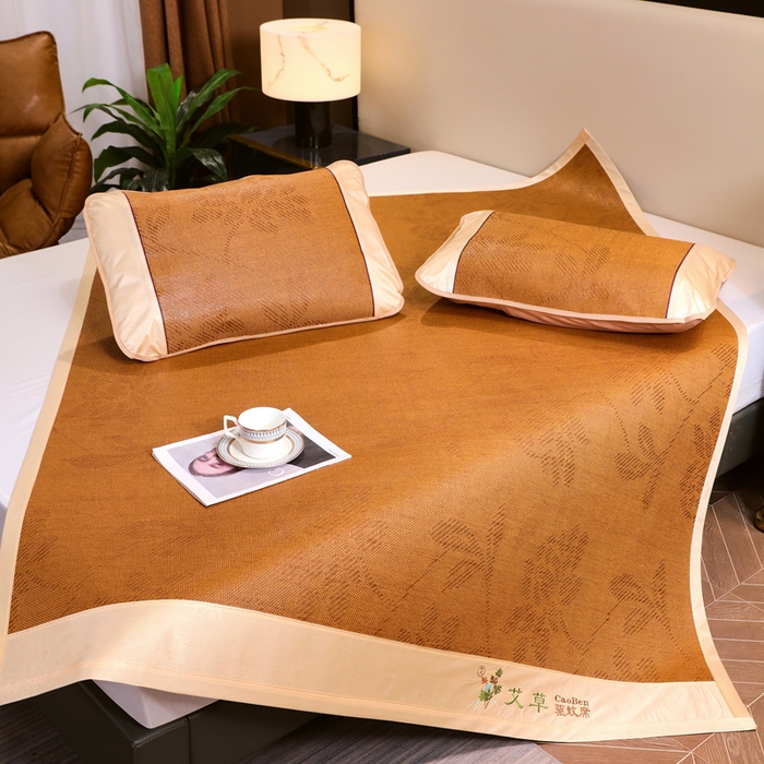 91家纺网 家纺一手货源 找家纺 莱家富 2025新款双面艾草刺绣藤席套件 双面席水中花