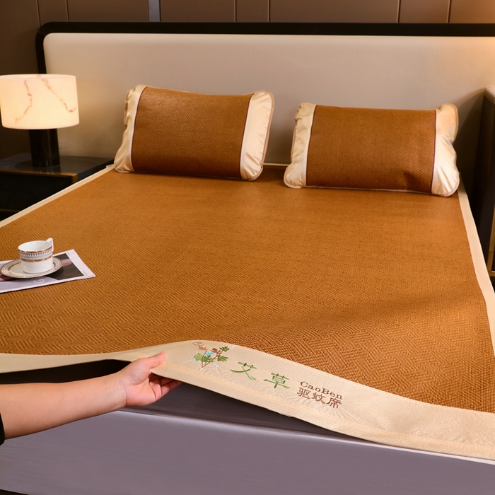 91家纺网 家纺一手货源 找家纺 莱家富 2025新款双面艾草刺绣藤席套件 双面席饼干花