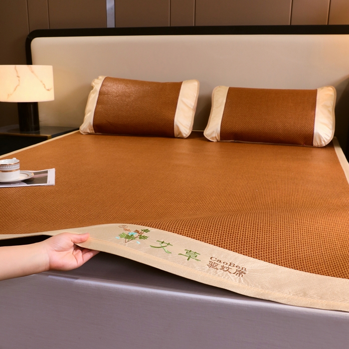 91家纺网 家纺一手货源 找家纺 莱家富 2025新款双面艾草刺绣藤席套件 双面席步步高