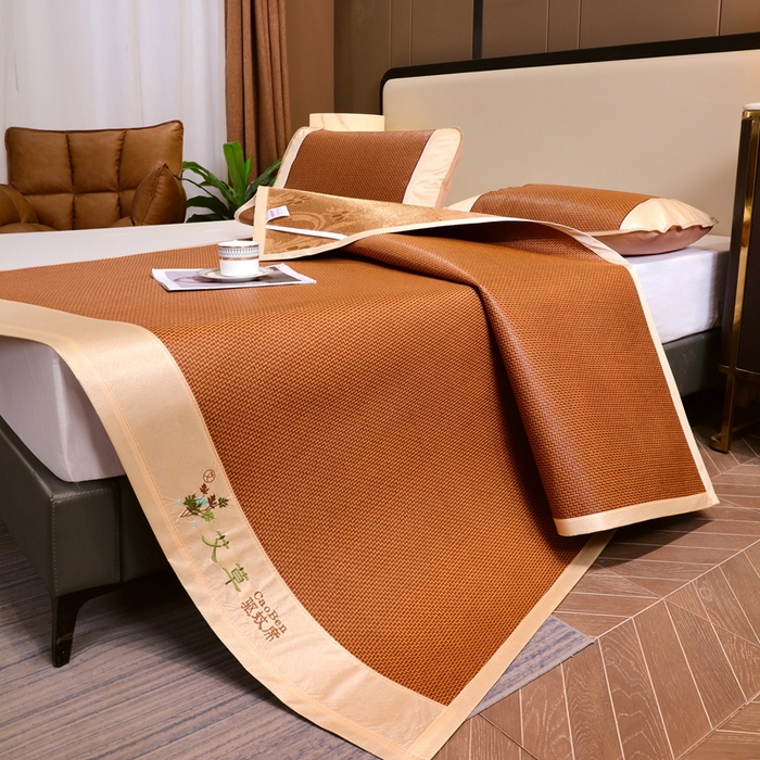 91家纺网 家纺一手货源 找家纺 莱家富 2025新款双面艾草刺绣藤席套件 双面席步步高