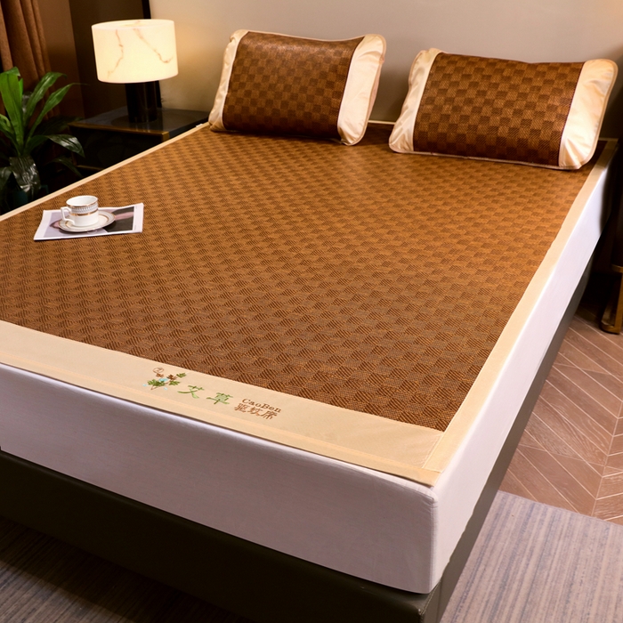 91家纺网 家纺一手货源 找家纺 莱家富 2025新款双面艾草刺绣藤席套件 双面席经典格