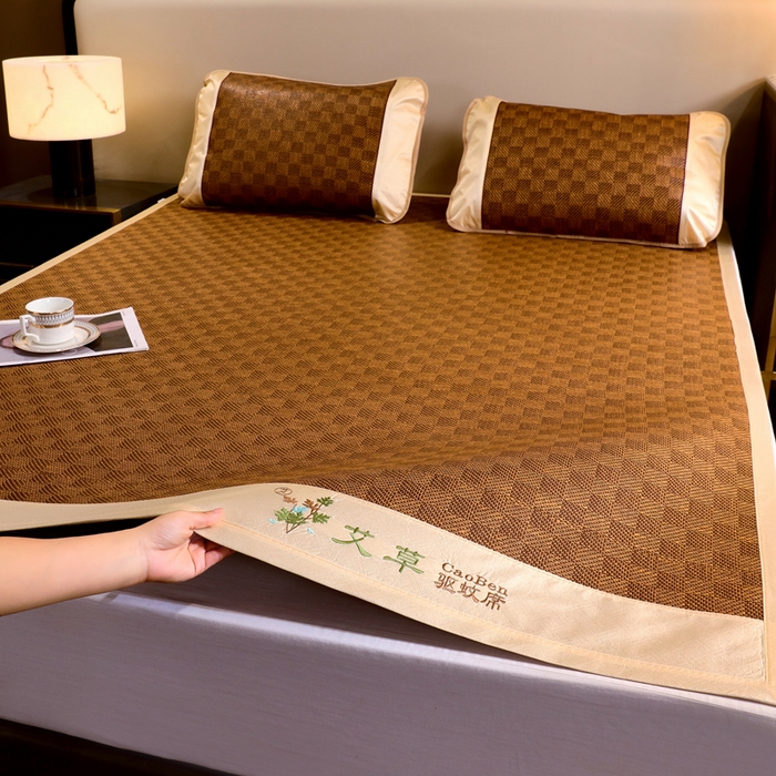 91家纺网 家纺一手货源 找家纺 莱家富 2025新款双面艾草刺绣藤席套件 双面席经典格