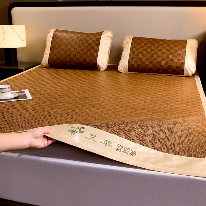 91家纺网 家纺一手货源 找家纺 莱家富 2025新款双面艾草刺绣藤席套件 双面席经典格