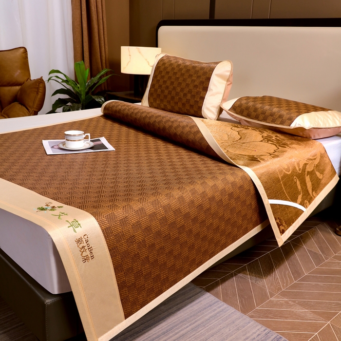 91家纺网 家纺一手货源 找家纺 莱家富 2025新款双面艾草刺绣藤席套件 双面席经典格