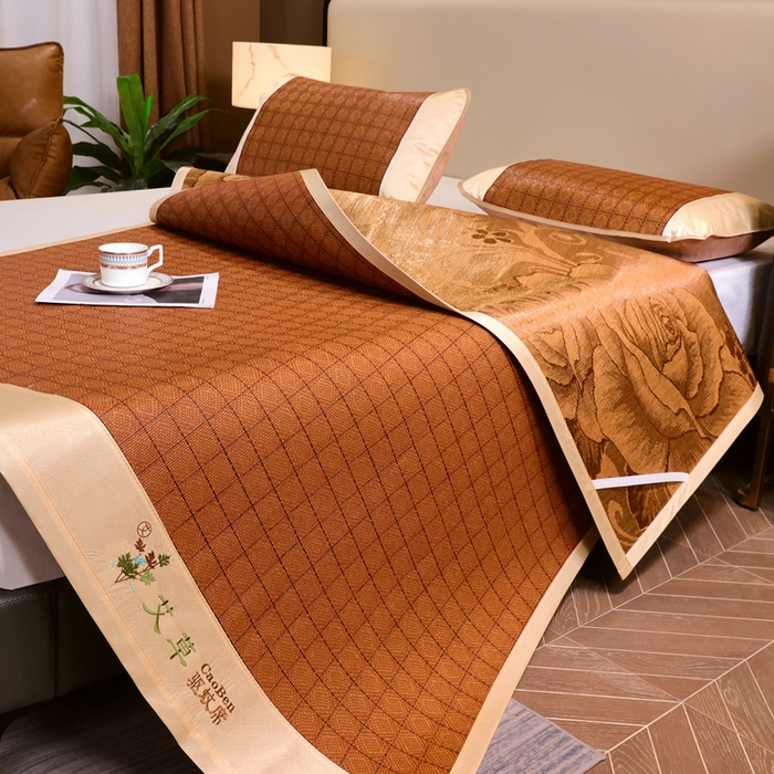 91家纺网 家纺一手货源 找家纺 莱家富 2025新款双面艾草刺绣藤席套件 双面席罗马格