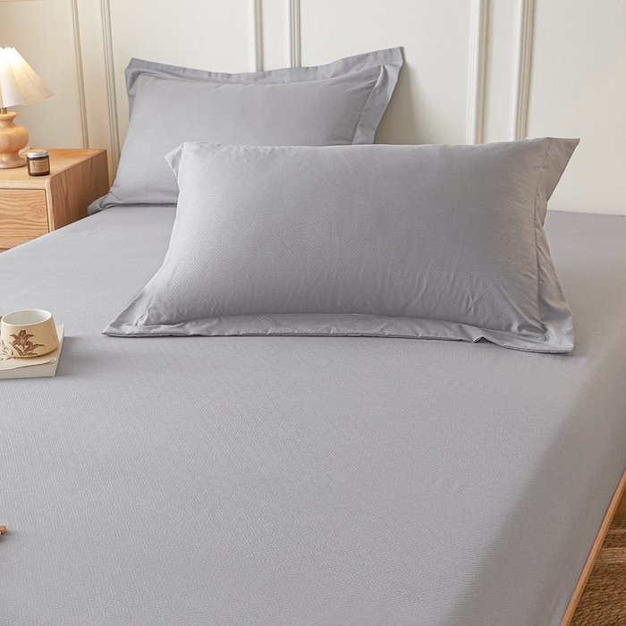 91家纺网 家纺一手货源 找家纺 露梦家纺 2025新款纯色磨毛压花简约枕套 浅灰