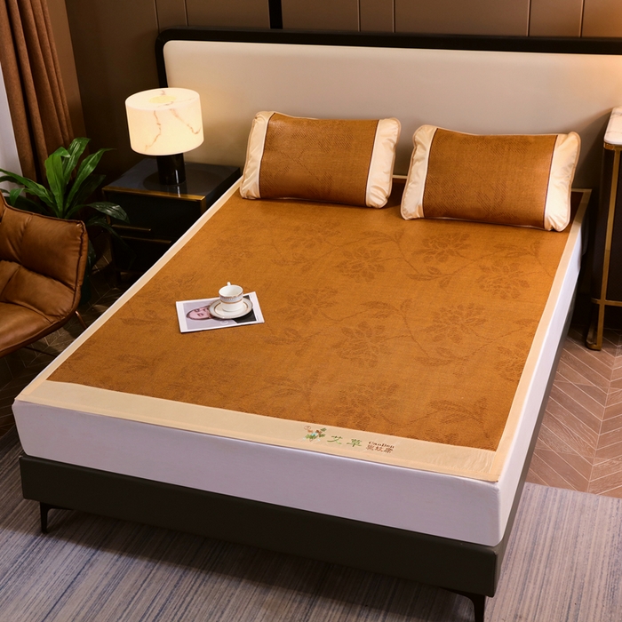 91家纺网 家纺一手货源 找家纺 莱家富 2025新款双面艾草刺绣藤席套件 双面席水中花