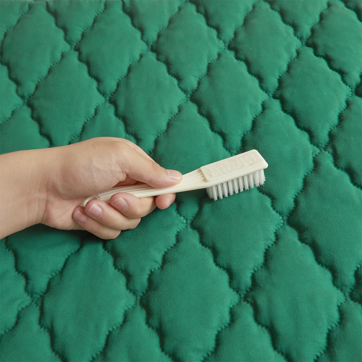 91家纺网 家纺一手货源 找家纺 雯豆家纺 2025新品外贸亚马逊纯色防水夹棉床笠跨境电商速卖通床罩可定制尺寸 菱形格防水床笠-墨绿