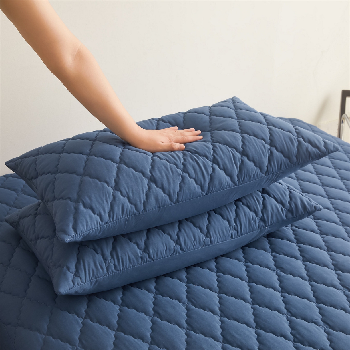 91家纺网 家纺一手货源 找家纺 雯豆家纺 2025新品外贸亚马逊纯色防水夹棉床笠跨境电商速卖通床罩可定制尺寸 菱形格防水床笠-藏蓝