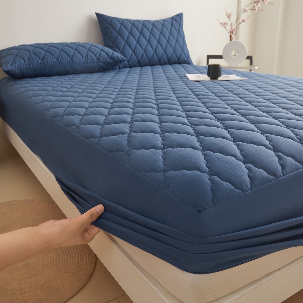 91家纺网 家纺一手货源 找家纺 雯豆家纺 2025新品外贸亚马逊纯色防水夹棉床笠跨境电商速卖通床罩可定制尺寸 菱形格防水床笠-藏蓝