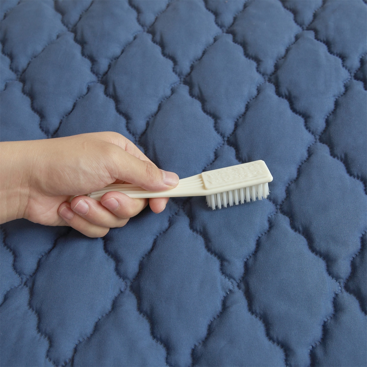 91家纺网 家纺一手货源 找家纺 雯豆家纺 2025新品外贸亚马逊纯色防水夹棉床笠跨境电商速卖通床罩可定制尺寸 菱形格防水床笠-藏蓝