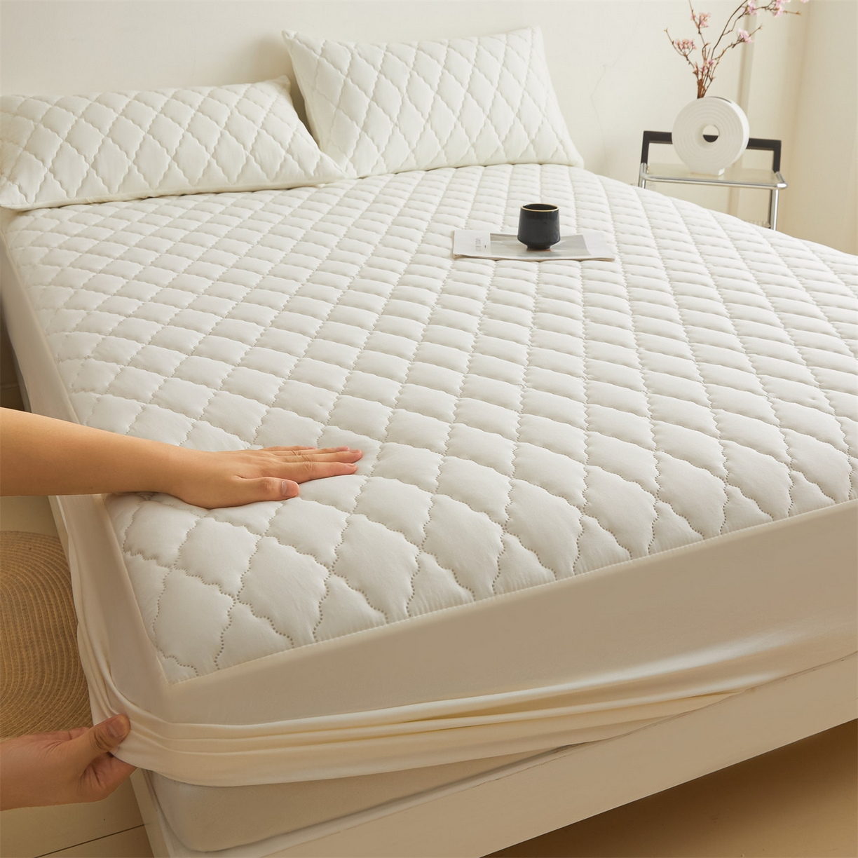 91家纺网 家纺一手货源 找家纺 雯豆家纺 2025新品外贸亚马逊纯色防水夹棉床笠跨境电商速卖通床罩可定制尺寸 菱形格防水床笠-本白