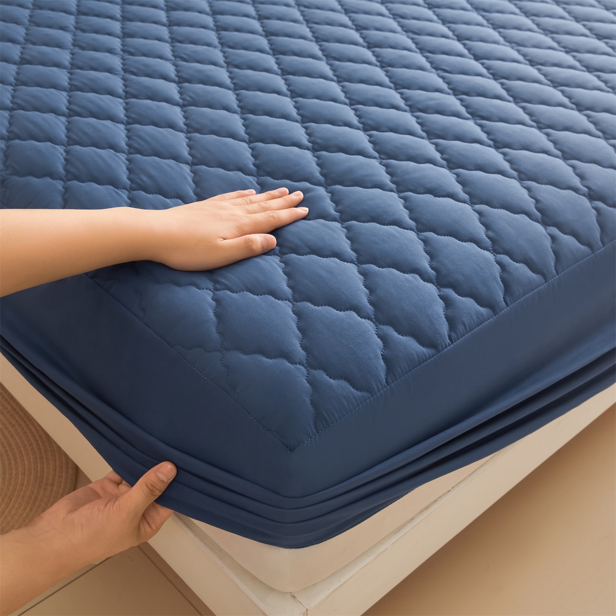 91家纺网 家纺一手货源 找家纺 雯豆家纺 2025新品外贸亚马逊纯色防水夹棉床笠跨境电商速卖通床罩可定制尺寸 菱形格防水床笠-藏蓝