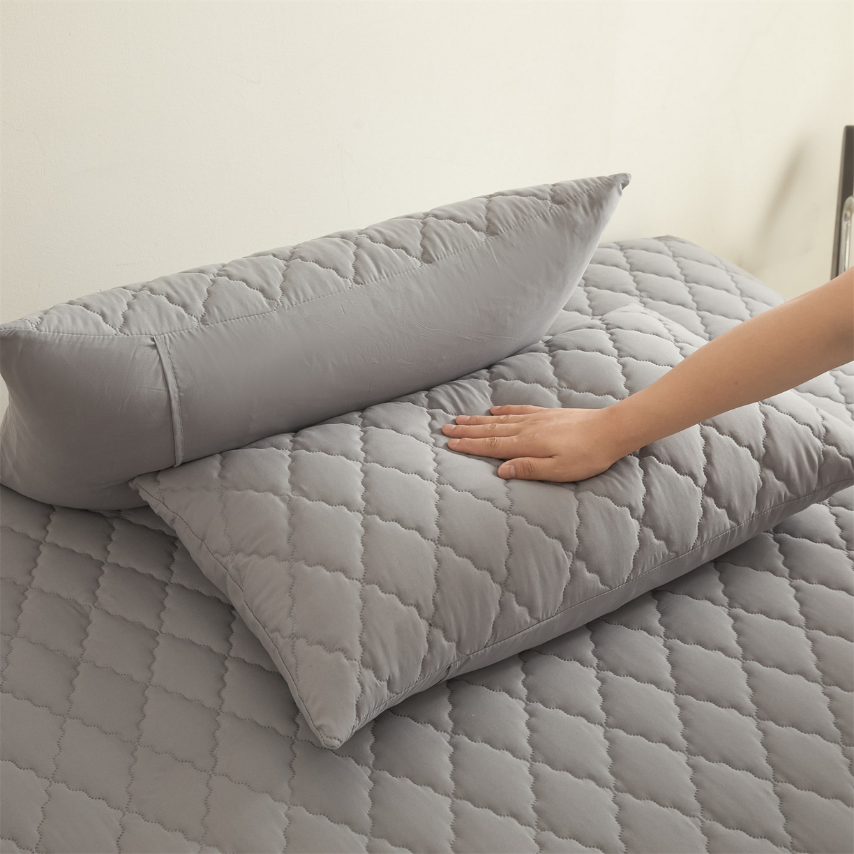 91家纺网 家纺一手货源 找家纺 雯豆家纺 2025新品外贸亚马逊纯色防水夹棉床笠跨境电商速卖通床罩可定制尺寸 菱形格防水床笠-浅灰