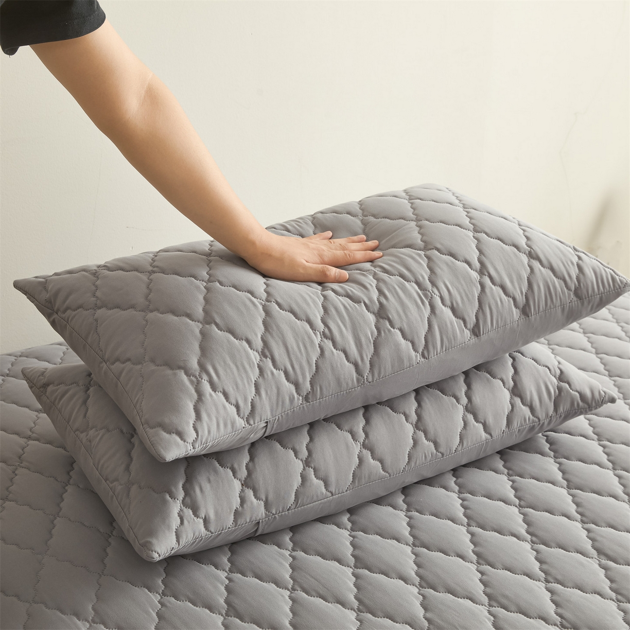 91家纺网 家纺一手货源 找家纺 雯豆家纺 2025新品外贸亚马逊纯色防水夹棉床笠跨境电商速卖通床罩可定制尺寸 菱形格防水床笠-浅灰