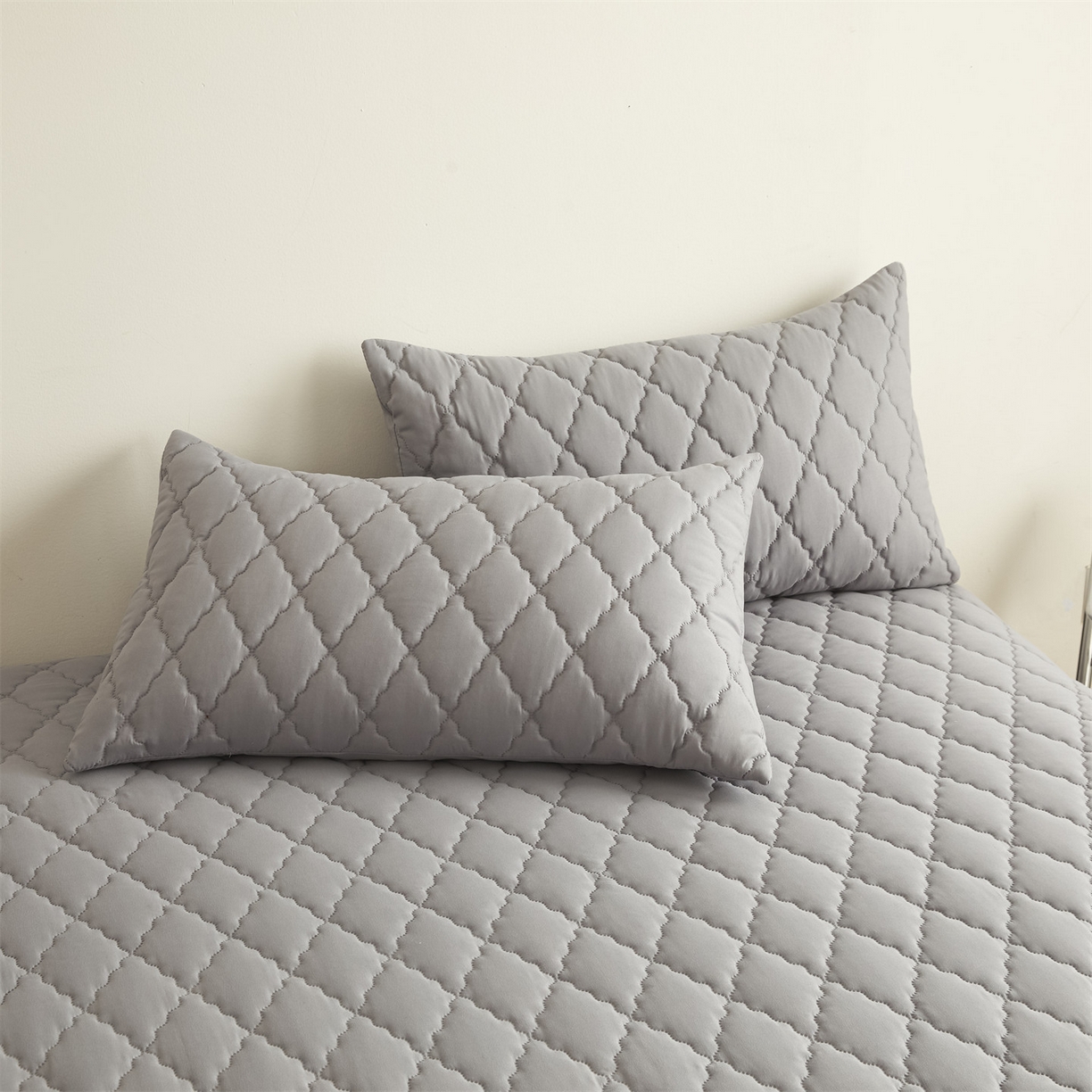 91家纺网 家纺一手货源 找家纺 雯豆家纺 2025新品外贸亚马逊纯色防水夹棉床笠跨境电商速卖通床罩可定制尺寸 菱形格防水床笠-浅灰