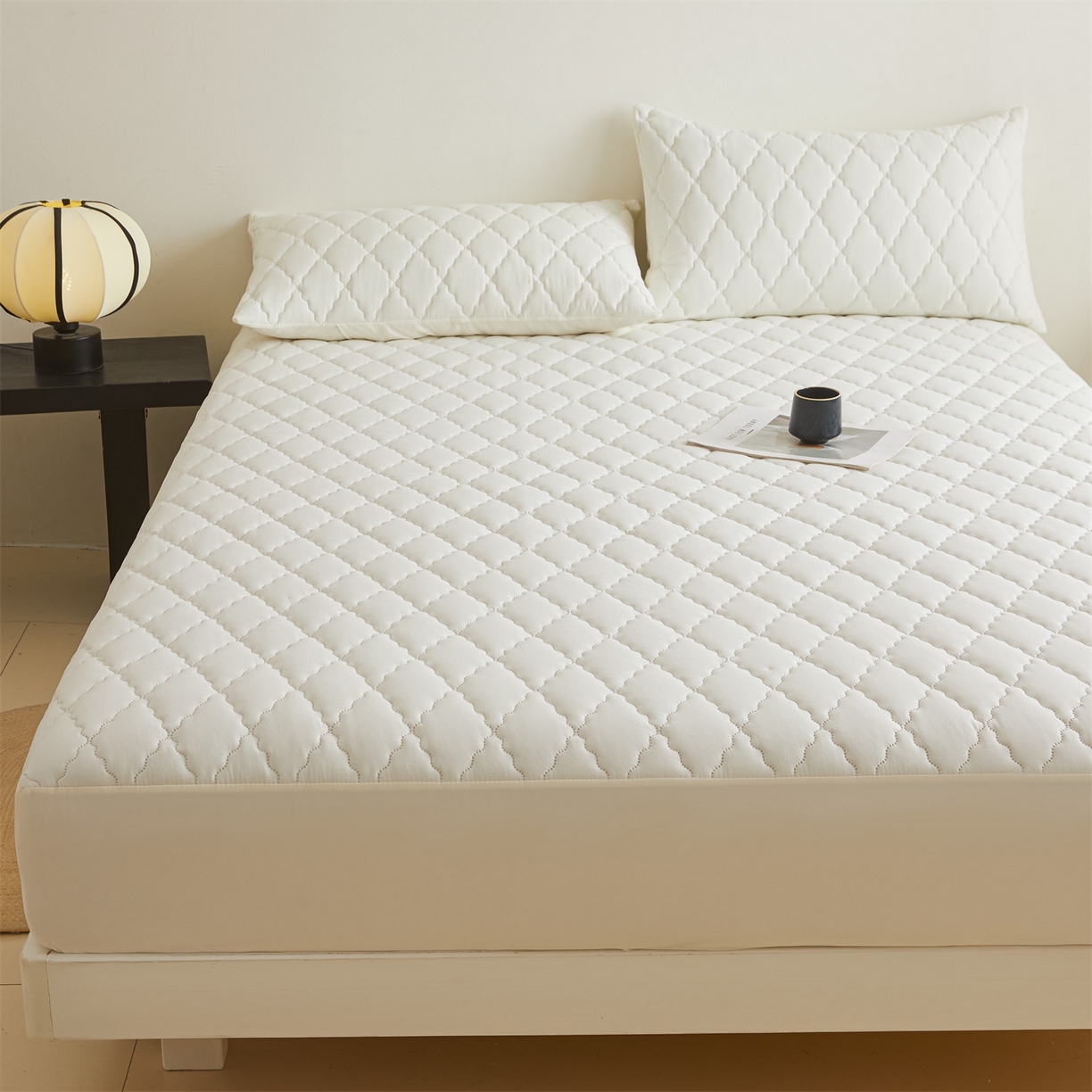 91家纺网 家纺一手货源 找家纺 雯豆家纺 2025新品外贸亚马逊纯色防水夹棉床笠跨境电商速卖通床罩可定制尺寸 菱形格防水床笠-本白