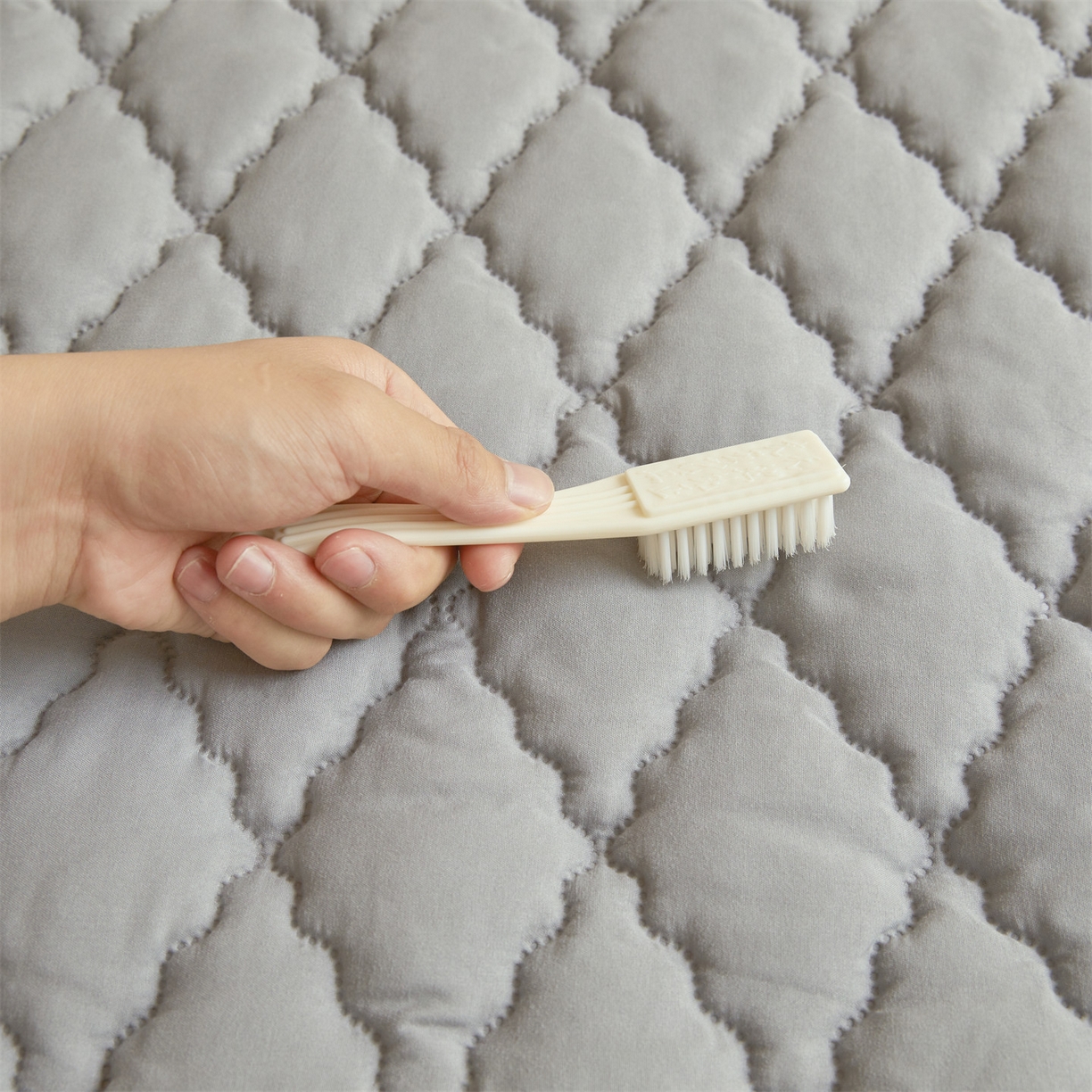 91家纺网 家纺一手货源 找家纺 雯豆家纺 2025新品外贸亚马逊纯色防水夹棉床笠跨境电商速卖通床罩可定制尺寸 菱形格防水床笠-浅灰