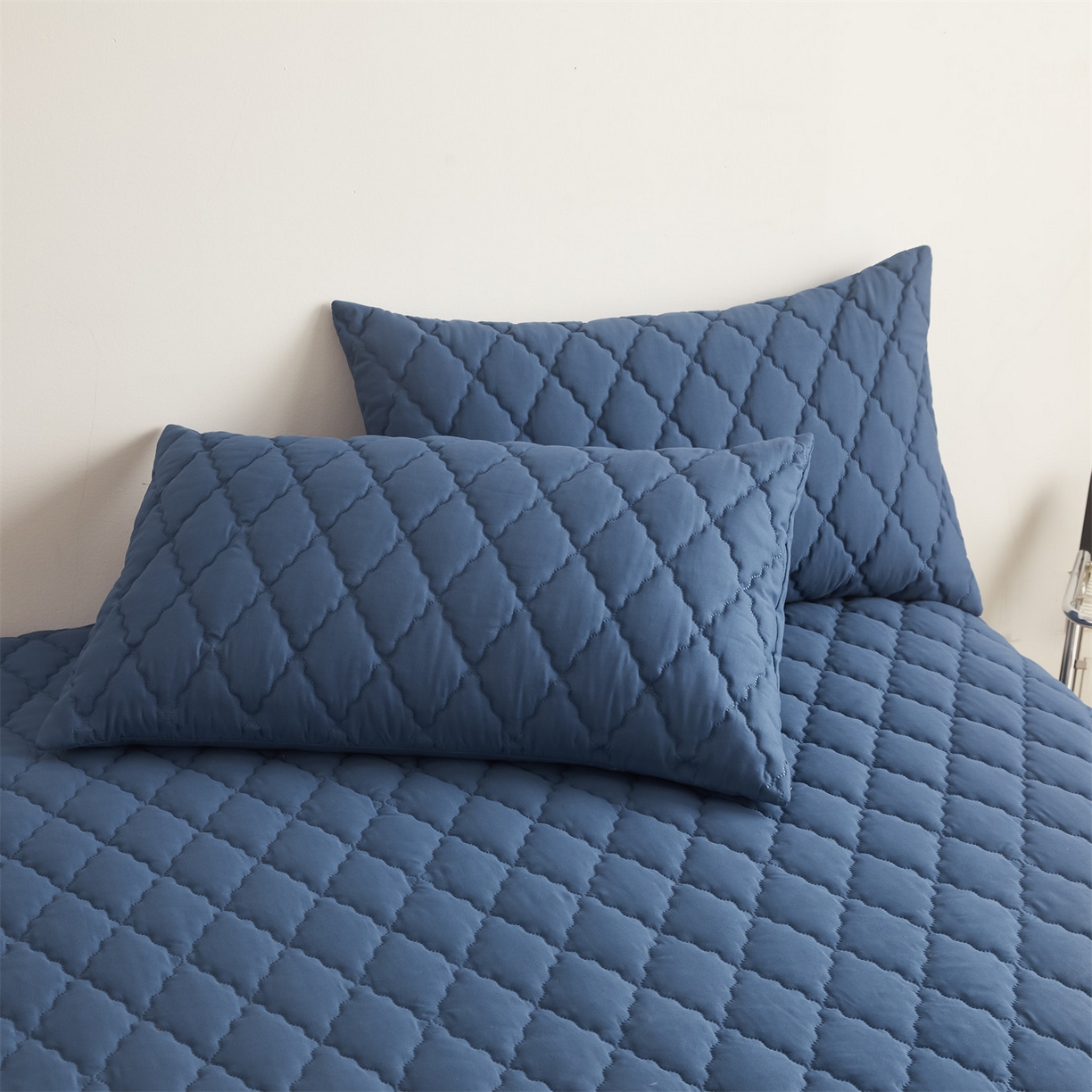 91家纺网 家纺一手货源 找家纺 雯豆家纺 2025新品外贸亚马逊纯色防水夹棉床笠跨境电商速卖通床罩可定制尺寸 菱形格防水床笠-藏蓝