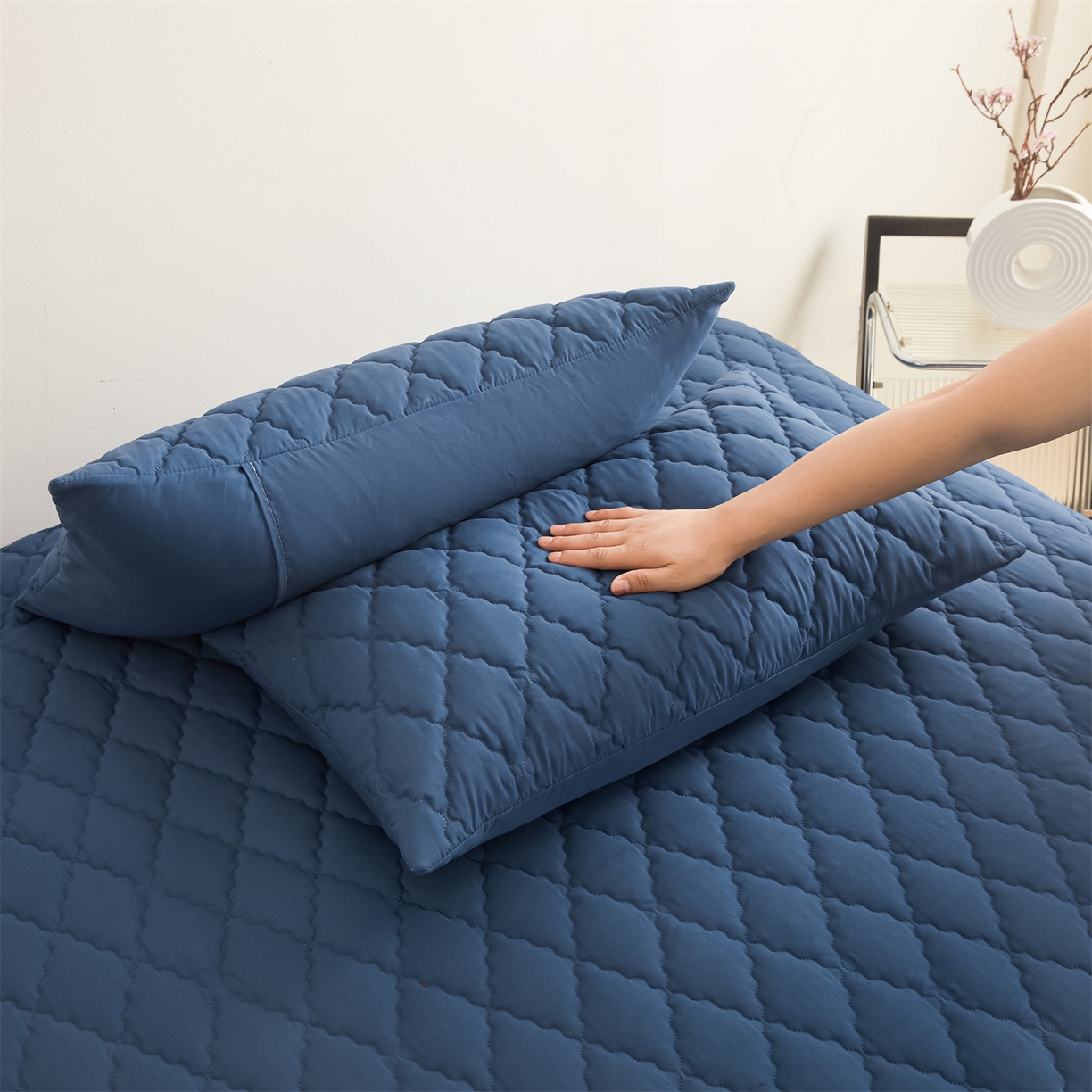 91家纺网 家纺一手货源 找家纺 雯豆家纺 2025新品外贸亚马逊纯色防水夹棉床笠跨境电商速卖通床罩可定制尺寸 菱形格防水床笠-藏蓝