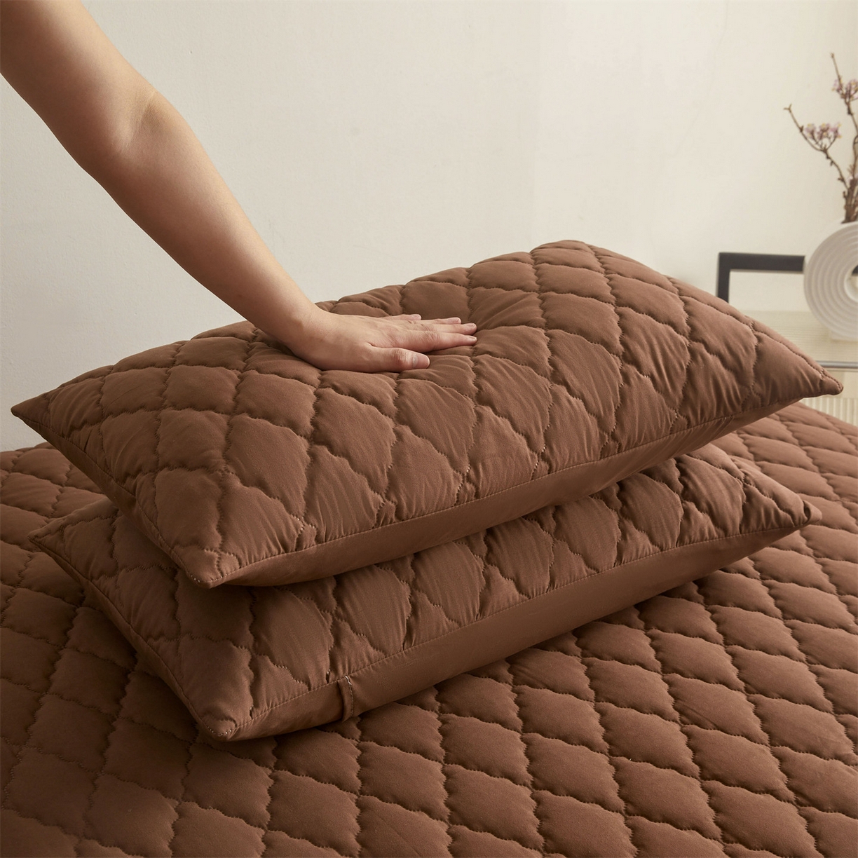 91家纺网 家纺一手货源 找家纺 雯豆家纺 2025新品外贸亚马逊纯色防水夹棉床笠跨境电商速卖通床罩可定制尺寸 菱形格防水床笠-深棕