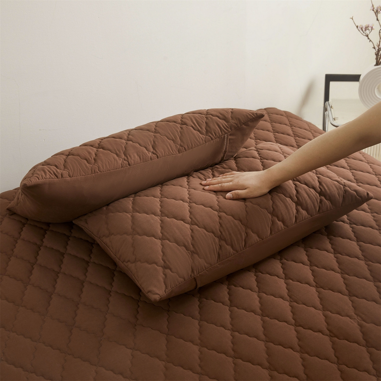 91家纺网 家纺一手货源 找家纺 雯豆家纺 2025新品外贸亚马逊纯色防水夹棉床笠跨境电商速卖通床罩可定制尺寸 菱形格防水床笠-深棕